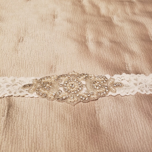 Plus Size Bridal Embellished LaceGarter Set - Picture 3 of 7